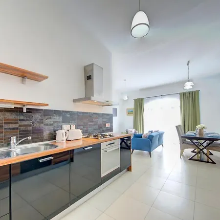 St Julians 2 Bedroom With Commanding Seaviews By Shortletsmalta Apartamento