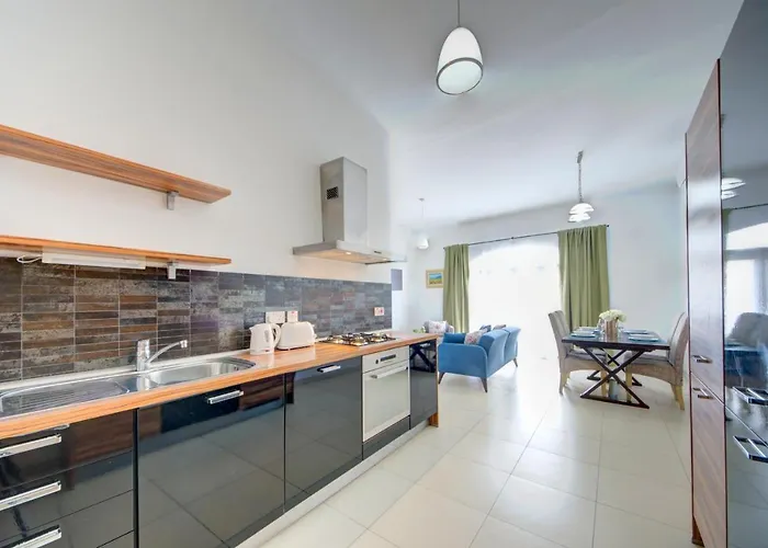 Seafront 2-bedroom In St Julians アパート